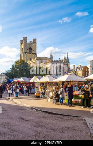 Stände am Cambridge Market Square mit der Great St Mary's Church im Hintergrund, Cambridge, Cambridgeshire, Großbritannien Stockfoto