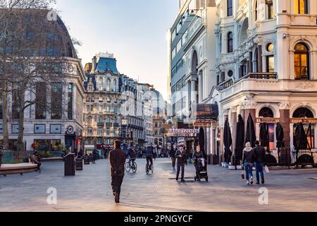 Menschen auf dem Leicester Square an einem späten Nachmittag während der Covid-Pandemie, London, Großbritannien Stockfoto