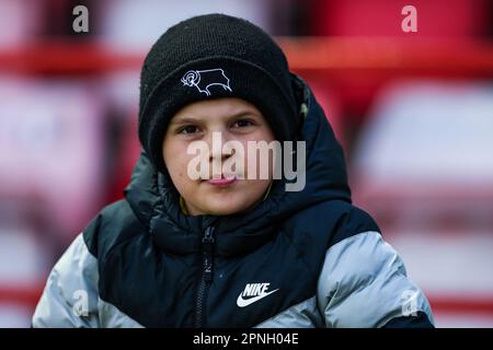 Ein junger Derby County-Fan auf der Tribüne vor dem Spiel der Sky Bet League One in St. James Park, Exeter. Foto: Dienstag, 18. April 2023. Stockfoto