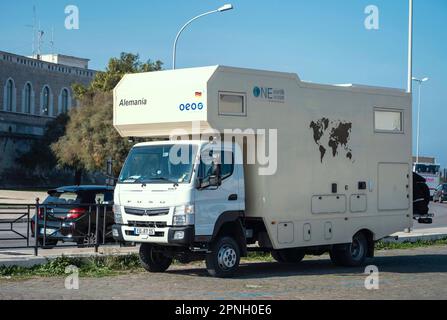 BARI, ITALIEN - 30. OKTOBER 2021: Mitsubishi Fuso Canter 6C18 Camper RV OEOO in Bari, Italien Stockfoto