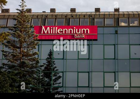 DANZIG, POLEN - 30. JULI 2022: Büro der Millennium Bank im Zentrum von Danzig, Polen, das Finanzdienstleistungen anbietet Stockfoto