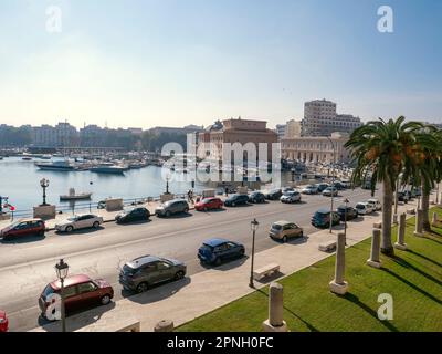 BARI, ITALIEN - 30. OKTOBER 2021: Hafen mit orangefarbenem Teatro Margherita Gebäude, ehemaliges Theater, Kunstmuseum in Bari Stockfoto