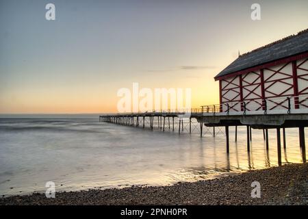 Morgenglühen am Pier Stockfoto