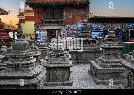 Eine Gruppe kleiner Schreine im Swayambhunath (Affentempel) in Kathmandu, Nepal, Asien. Stockfoto