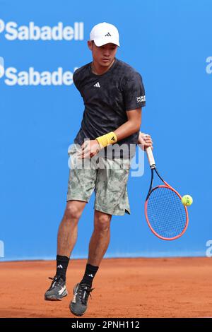 BARCELONA, SPANIEN - 18. APRIL: Wu Yibing aus China während des 70. Trofeo Conde de Godo Day 2-Spiels Barcelona Open Banc Sabadell gegen Diego Schwartzman und Wu Yibing am 18. April 2023 im Real Club de Tenis Barcelona, Spanien Stockfoto