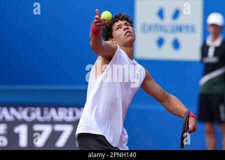 BARCELONA, SPANIEN - 18. APRIL: Ben Shelton aus den USA während des Barcelona Open Banc Sabadell 70 Trofeo Conde de Godo Day 2 Spiels gegen Casper Ruud und Ben Shelton im Real Club de Tenis Barcelona am 18. April 2023 in Barcelona, Spanien Stockfoto