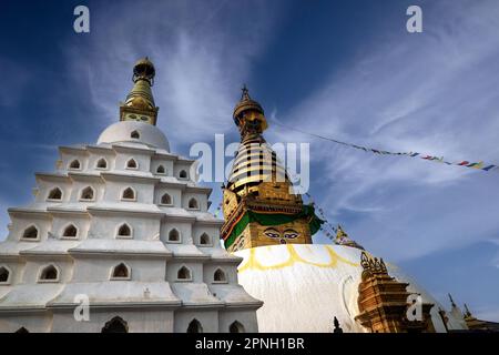 Blick auf den exquisiten Swoyambhu Mahachaitya-Tempel in Kathmandu, Nepal, Asien. Der Tempel ist für Buddhisten und Hindus gleichermaßen heilig. Stockfoto