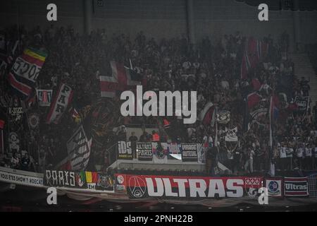 PSG-Fans während des Fußballspiels der französischen Meisterschaft Ligue 1 zwischen LOSC Lille und Paris Saint-Germain am 21. August 2022 im Stadion Pierre Mauroy in Villeneuve-d'Ascq bei Lille, Frankreich - Photo Matthieu Mirville / DPPI Stockfoto