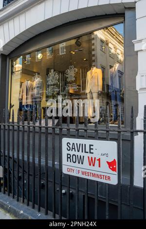 Savile Row in Westminster, London. HomeOil Gieves und Hawkes Schneider auf Platz eins. Stockfoto