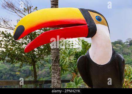 Skulptur eines bunten Tukans in Chapada dos Guimarães, Mato Grosso, Brasilien, südamerika Stockfoto