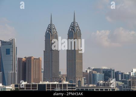 Dubai, VAE - 27. Januar 2020: Blick auf die Dubai Twin Towers Stockfoto