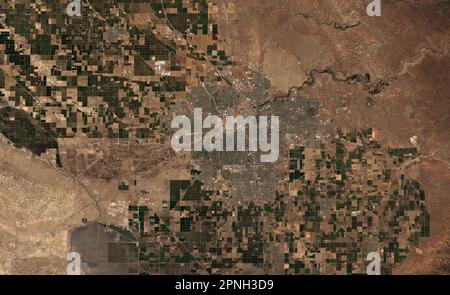 Hochauflösendes Satellitenbild von Bakersfield in Kalifornien, USA – enthält modifizierte Copernicus Sentinel-Daten (2022) Stockfoto