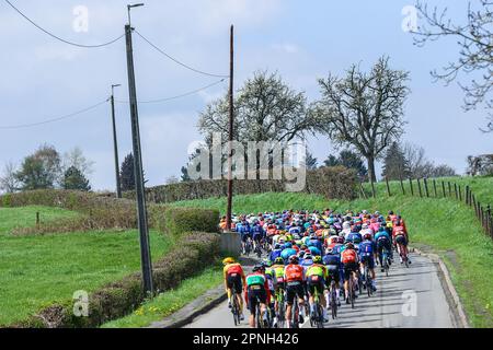 Huy, Belgien. 19. April 2023. Die Abbildung zeigt das Peloton während der 86. Ausgabe des Herrenrenrenrenrenrenrenrenrenrennen „La Fleche Wallonne“, ein eintägiges Radrennen (Waalse Pijl - Wallonischer Pfeil), 194, 2 km von Herve nach Huy, Mittwoch, 19. April 2023. BELGA FOTO DAVID PINTENS Kredit: Belga News Agency/Alamy Live News Stockfoto