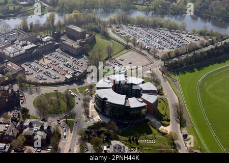 Blick aus der Vogelperspektive auf ein Einkaufs-, Hotel- und Bürogebäude in Chester, Cheshire, Großbritannien (Schloss, Crown Court und River Dee befinden sich im Hintergrund) Stockfoto