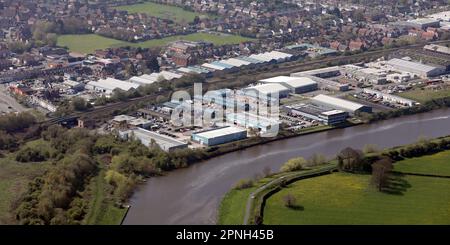 Luftaufnahme verschiedener Geschäfts-, Industrie- und Handelshäuser in Saltney, Chester, Cheshire, Großbritannien Stockfoto