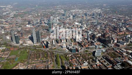 Panoramablick aus der Vogelperspektive vom Süden der Skyline von Manchester, April 2023 Stockfoto