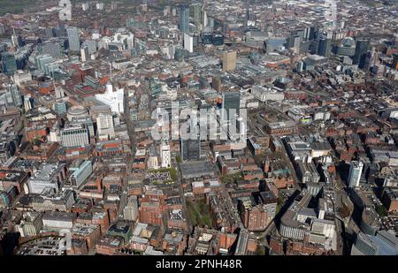 Luftaufnahme mit Blick nach Nordwesten über das Stadtzentrum von Manchester mit Piccadilly Station in der unteren rechten Ecke der Kamera Stockfoto