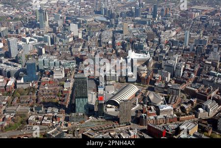 Luftaufnahme des Stadtzentrums von Manchester, Großbritannien. Dieser Schuss wurde mit Blick auf den Nordosten gemacht, um Deansgate von der Deansgate Station aus zu sehen. Stockfoto