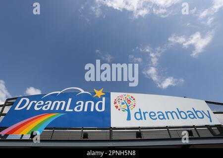 Lot, Belgien. 19. April 2023. Abbildung zeigt den Hauptsitz der Dreamland- und Dreambaby-Geschäfte der Colruyt-Gruppe am Mittwoch, den 19. April 2023. Discounter Colruyt kündigte die Schließung eines der Dreamland-Spielwarenläden und 5 der Dreambaby-Babywarenläden an, wodurch die Arbeitsplätze von bis zu 192 Personen bei insgesamt etwa 1100 Personen bedroht werden. BELGA FOTO NICOLAS MAETERLINCK Kredit: Belga News Agency/Alamy Live News Stockfoto