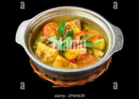 Vietnamesischer Bo Kho Eintopf oder Kartoffelsuppe mit Rindfleisch und Karotten Stockfoto