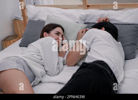 Eine romantische Liebe, Fürsorge und Zuneigung eines jungen erwachsenen Paares. Langjährige Assoziation und gegenseitiges Verständnis fördern die Entwicklung einer herzlichen Beziehung Stockfoto