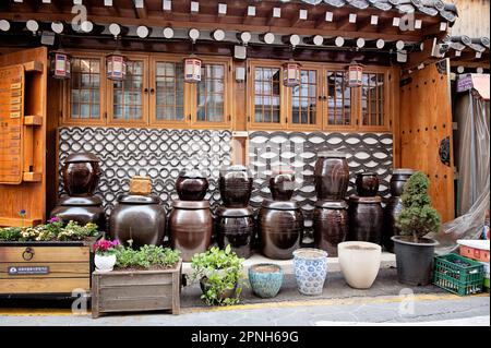 Bottiche für Kimchi vor dem traditionellen Haus in der Nähe der Sejong Food Street, Seoul, Südkorea Stockfoto