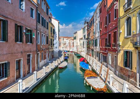 Malerischer Wasserkanal mit bunten Häusern, Santa Marta, Venedig, Venetien, Italien Stockfoto