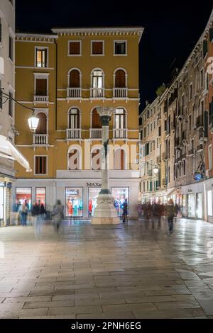 Nachtblick auf Campo San Salvador, Venedig, Venetien, Italien Stockfoto