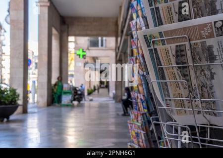 Palma de Mallorca, Spanien; april 03 2023: Nahaufnahme von zum Verkauf stehenden Zeitungen in einem städtischen Kiosk im historischen Zentrum von Palma de Mallorca, Spanien Stockfoto