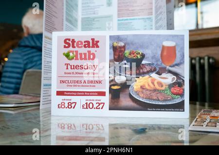 Eine Speisekarte aus einem JD Wetherspoons Pub. Die Karte zeigt die Preise des beliebten Steak Clubs, der jeden Dienstag im Pub verfügbar ist Stockfoto