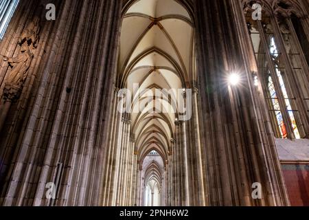 Kölner Cathdreal am 6. April 2023 in Köln. Der Kölner Dom ist eine Kirche im gotischen Stil in Nordrhein-Westfalen und gehört zur katholischen Kirche. Es ist der Sitz des Erzbischofs von Köln und der Verwaltung der Erzdiözese von Köln. Es ist das meistbesuchte Wahrzeichen Deutschlands und zieht durchschnittlich 20.000 Menschen pro Tag an. Mit 157m or515 m ist es die höchste Kirche mit Zwillingsspinnen der Welt, die zweithöchste Kirche in Europa nach Ulm Minster und die drittgrößte Kirche aller Art in der Welt. Stockfoto