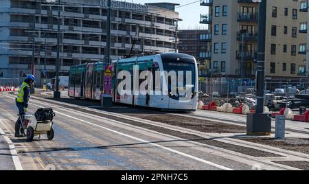 Leith, Edinburgh, Schottland, Großbritannien, 19. April 2023. Straßenbahnen nach Newhaven: Die ersten Straßenbahnen, die tagsüber auf der verlängerten Straßenbahnlinie verkehren, begannen heute, die Strecke zu testen. Abbildung: Eine Straßenbahn fährt am Ocean Terminal vorbei, Kredit: Sally Anderson/Alamy Live News Stockfoto