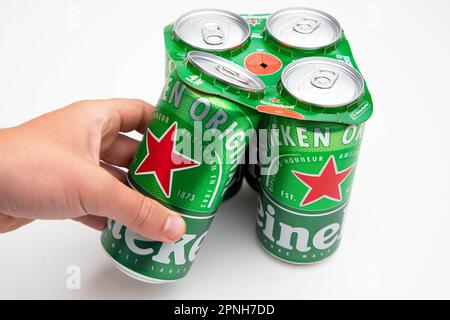 EDITORIAL USE ONLY File Foto vom 18/08/20 einer Viererpackung Heineken Bier, wie der Alkoholriese sagte, die Bierpreise seien in die Höhe geschossen, aber die Verkäufe haben begonnen zu sinken. Stockfoto