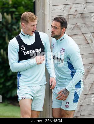 Die Danny ings (rechts) von West Ham United scherzen mit Flynn Downes während eines Trainings auf dem Rush Green Training Ground in London. Bilddatum: Mittwoch, 19. April 2023. Stockfoto