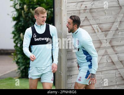 Die Danny ings (rechts) von West Ham United scherzen mit Flynn Downes während eines Trainings auf dem Rush Green Training Ground in London. Bilddatum: Mittwoch, 19. April 2023. Stockfoto