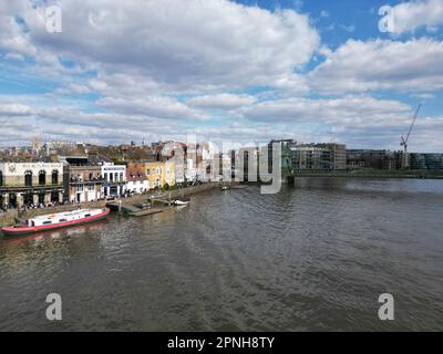 Pubs an der Hammersmith-Hängebrücke am Flussufer, West London UK Drohne aus der Vogelperspektive Stockfoto