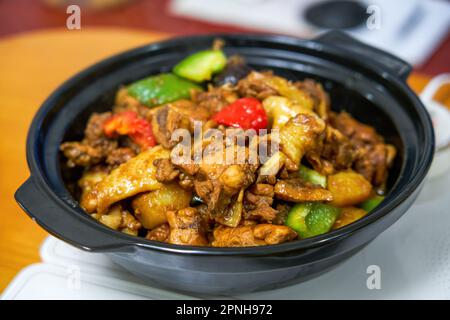 Ein köstliches chinesisches Gericht, geschmortes Hähnchen mit gelber Sauce Stockfoto