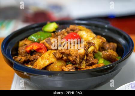 Ein köstliches chinesisches Gericht, geschmortes Hähnchen mit gelber Sauce Stockfoto