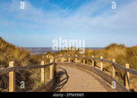 Ein zugänglicher Pfad zum Formby Beach, an einem sonnigen Frühlingstag Stockfoto
