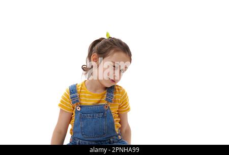 Nahaufnahme eines kaukasischen, reizenden, kleinen Mädchens, das in die Kamera schaut, isoliert auf weißem Hintergrund. Werbefläche kopieren Stockfoto