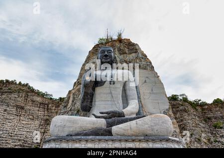 Suphan Buri / Thailand / 15. August 2020 : ( Rock Buddha ) Wat Khao Tham Thiam ist die nme eines riesigen Buddha-Bildes aus Stein in der Provinz Suphanburi Stockfoto