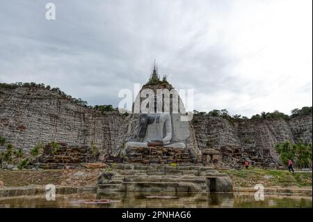 Suphan Buri / Thailand / 15. August 2020 : ( Rock Buddha ) Wat Khao Tham Thiam ist die nme eines riesigen Buddha-Bildes aus Stein in der Provinz Suphanburi Stockfoto