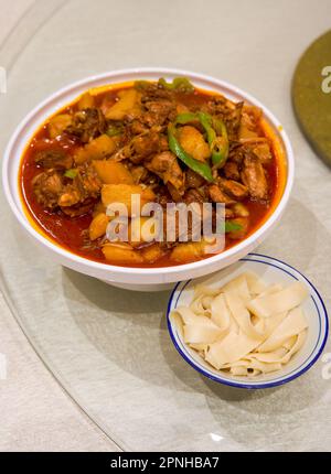 Ein köstliches chinesisches Xinjiang-Gericht, großes Hähnchen Stockfoto