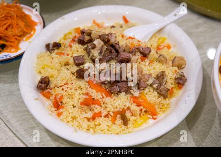 Ein köstliches chinesisches Xinjiang-Gericht, Hammel-Handpilaf Stockfoto