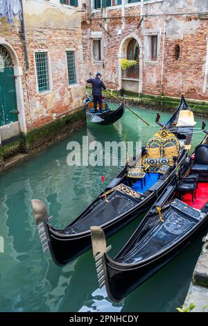 Gondelboot in einem Wasserkanal in Venedig, Venetien, Italien Stockfoto
