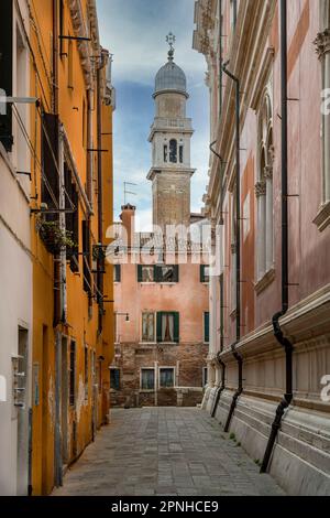 Malerische Straße mit dem Glockenturm der Kirche San Pantalon, Venedig, Veneto, Italien Stockfoto