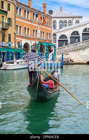 Gondel auf dem Canal Grande, Venedig, Veneto, Italien Stockfoto