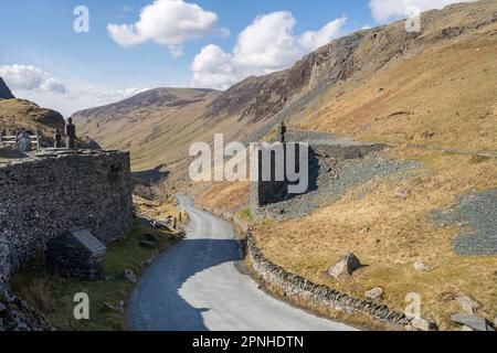 Ein Blick auf den Honister Pass von der Honister Slate Mine, einschließlich Schieferskulpturen. Lake District, Cumberland, Großbritannien. Stockfoto