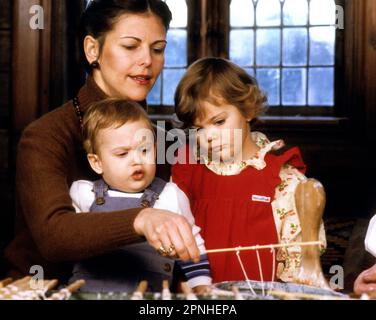 KÖNIGIN SILVIA von Schweden mit der Krone Prinzessin Victoria und Prinz Carl Philip im Freiluftmuseum Skanse Weihnachtskunst mit Kerzenguss Stockfoto