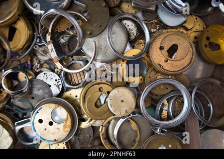 Alte Uhr und Uhrwerk und Teile, Bric-a-brac, zum Verkauf auf dem Straßenmarkt am Samstag auf der Promenade im Cheltenham Spa. Gloucestershire. UK. (134) Stockfoto